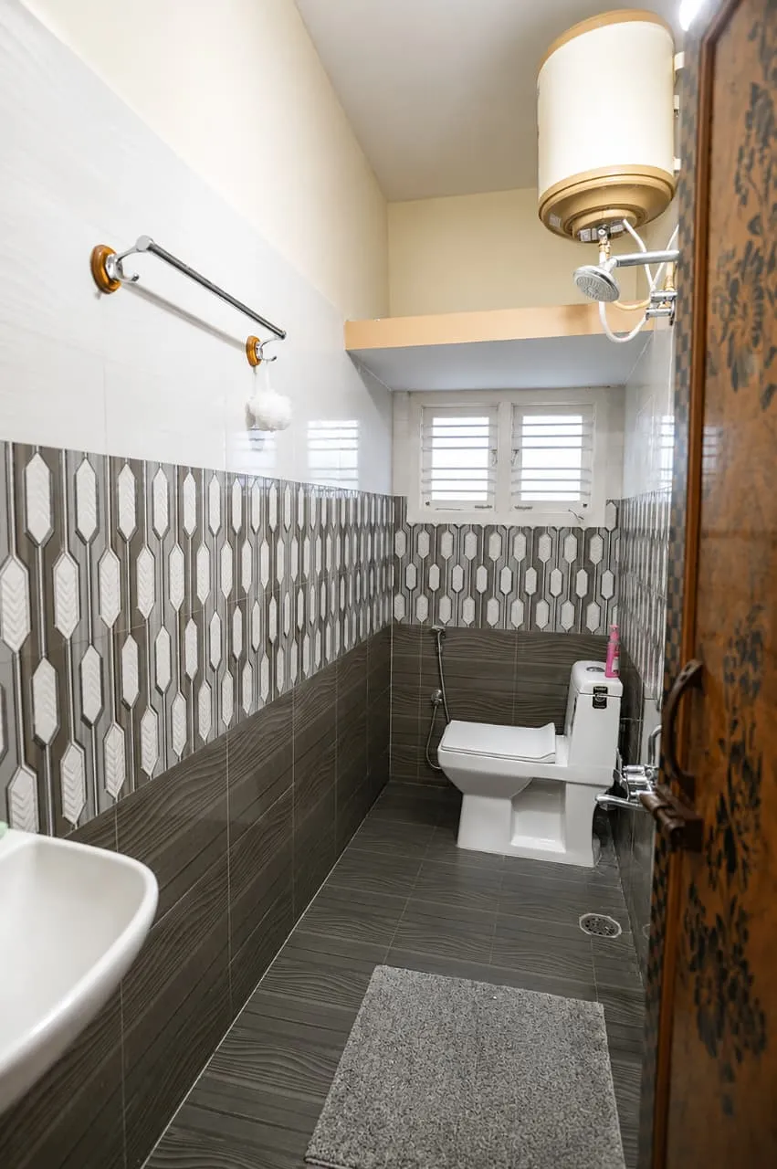 Executive Suite - Modern Bathroom